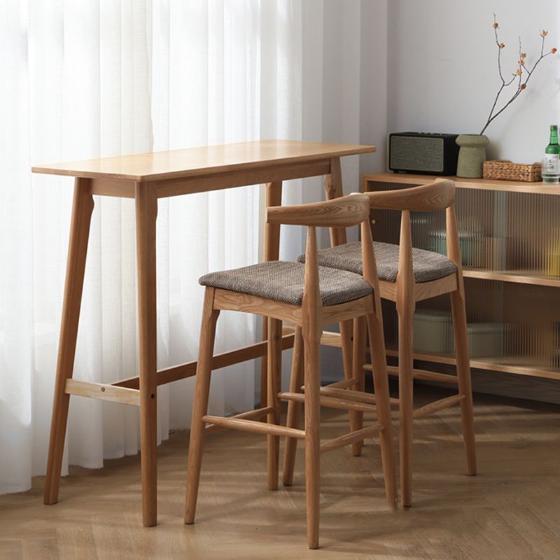 Eigentijdse massief houten rechthoekige bartafel op barhoogte voor de woonkamer