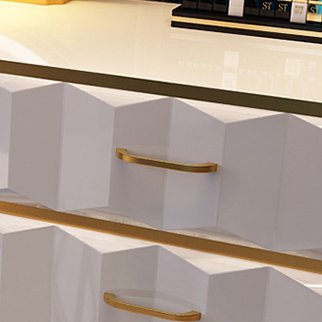 Camera da letto a specchio illuminato in oro contemporaneo con cassetto del trucco in legno