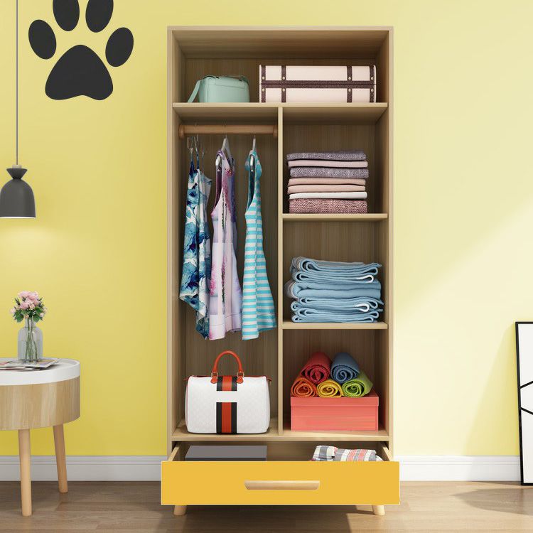 Armoire finale mate avec des vêtements de rail