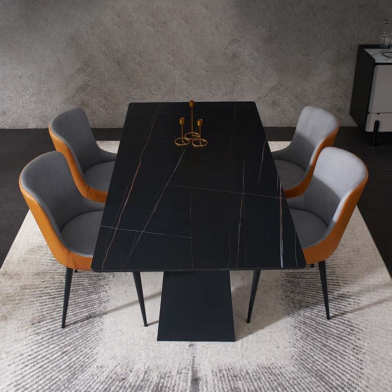 Tavolo da pranzo rettangolare industriale nero con piano in pietra e base in metallo