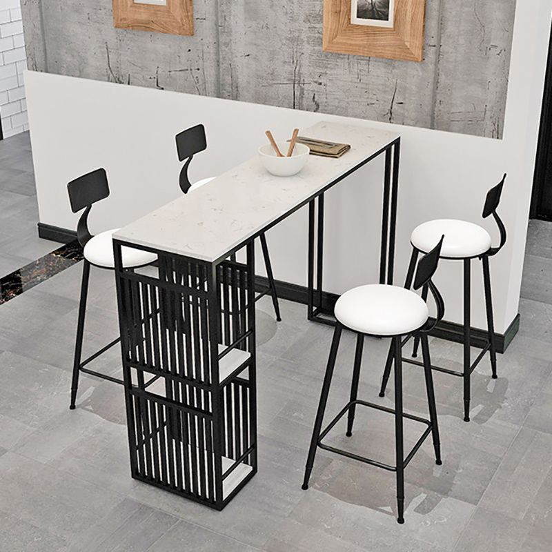 Glamour-Barthekentisch aus Kunstmarmor. Rechteckiger Barthekentisch mit Metallbeinen