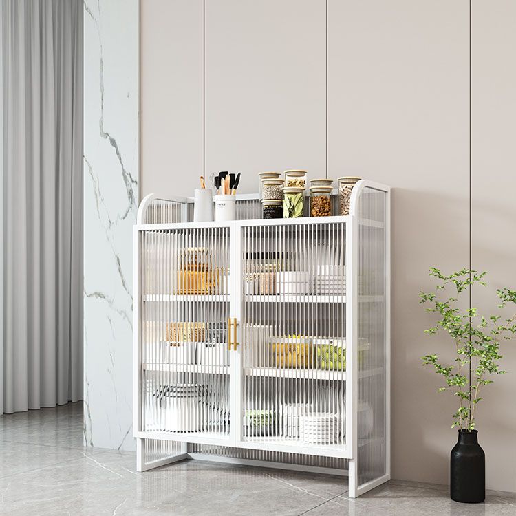 Aparador de acabado metálico con puertas de vidrio servidor de comedor glamoroso con patas de metal