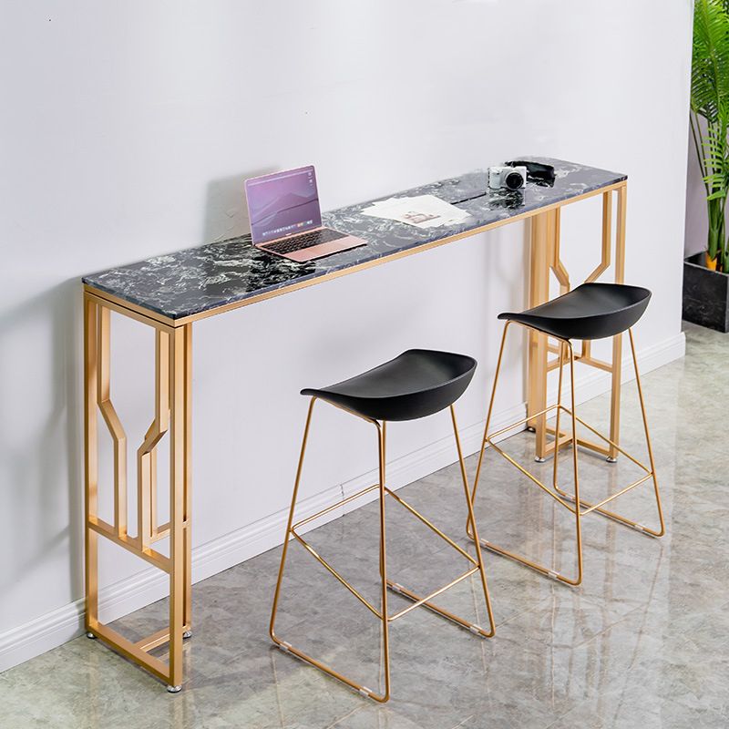Tavolo da bar Glam ad altezza bar con gambe dorate e tavolo da bar con base in metallo