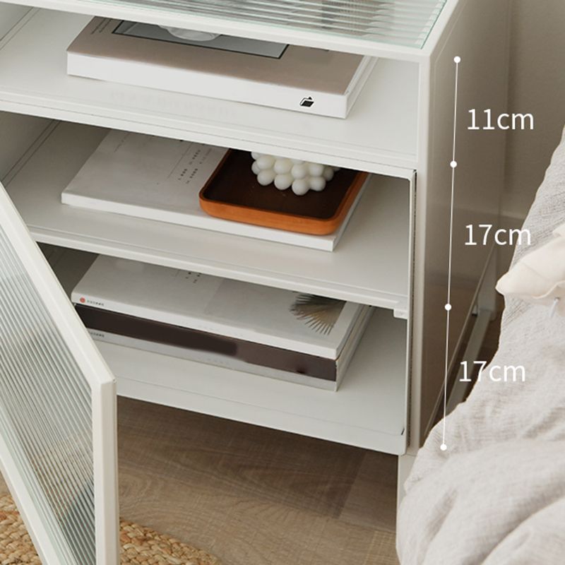 Mesa de noche de madera y vidrio.