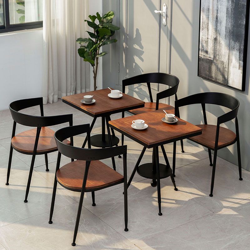 Silla de comedor de metal tradicional junto a la parte posterior de la espalda silla negra y marrón