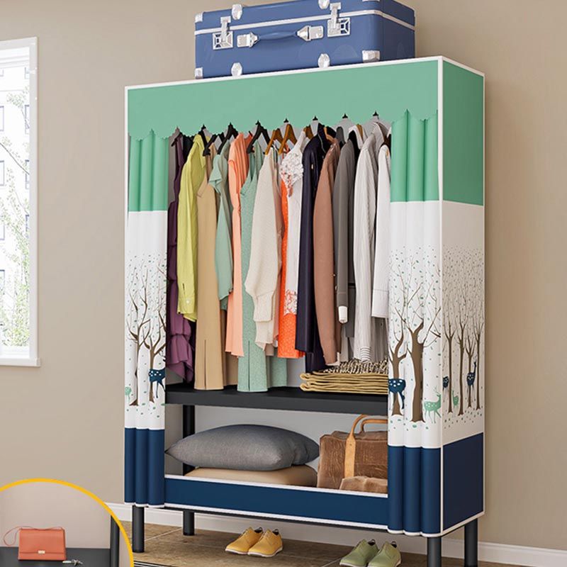 Kleiderschrank des zeitgenössischen Stils im Kleiderschrank mit Beinen