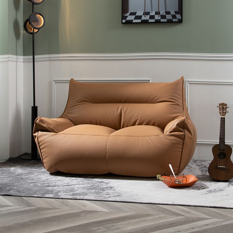 Moderno divano braccio svasato da cuscino cucito in pelle finta per soggiorno