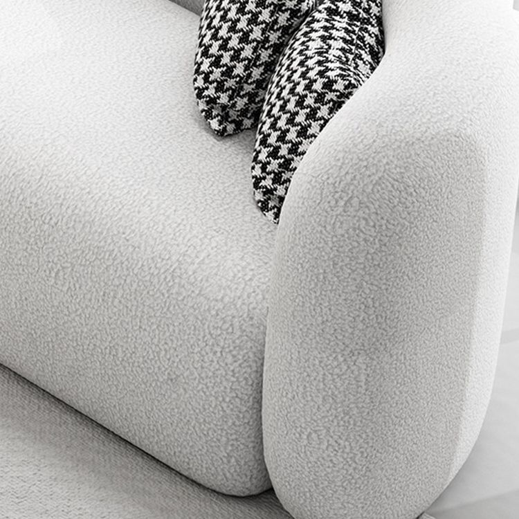 Canapé incurvé moderne dans un canapé de bras en pente en laine blanche avec oreillers