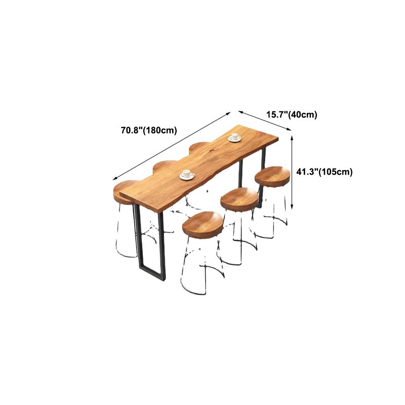 Bartafel van natuurlijk massief hout. Industriële bartafel van zwart en metaal