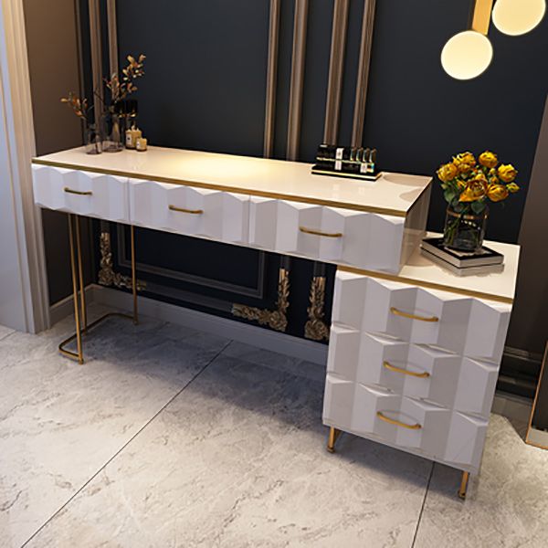 Camera da letto a specchio illuminato in oro contemporaneo con cassetto del trucco in legno