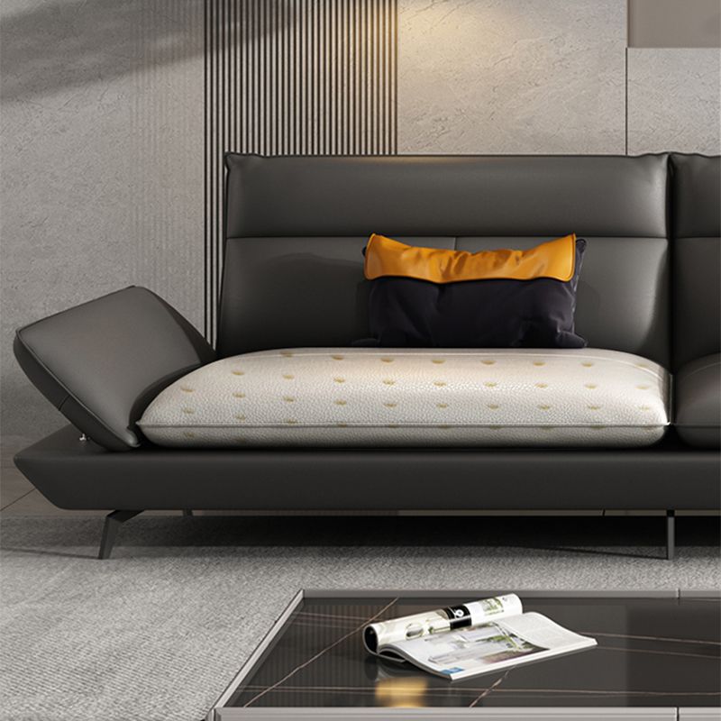Schwarzes Sofa mit ausgestellten Armlehnen. Zeitgenössisches Standardsofa für das Wohnzimmer