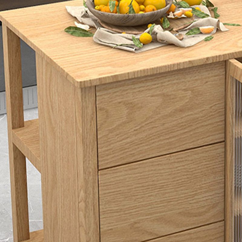 Tavolo da pranzo per la sala da pranzo per la sala da pranzo con mobile da pranzo con mobile da pranzo.