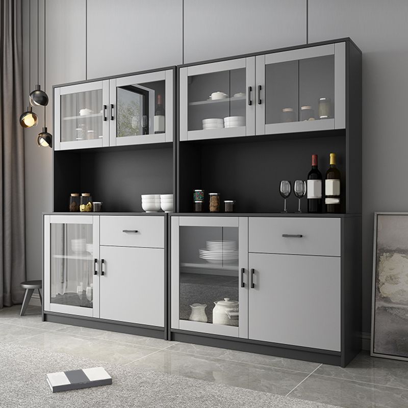 A buffet per la sala da pranzo con pranzo a pranzo contemporaneo