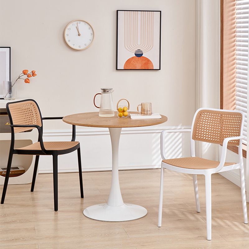 Tavolo da pranzo rotondo moderno con piano in legno naturale con base a tulipano