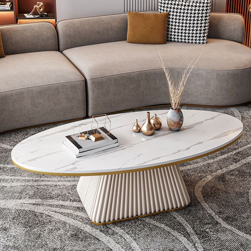 Glamouröser Couchtisch mit ovalem Sockel und Cocktailtisch