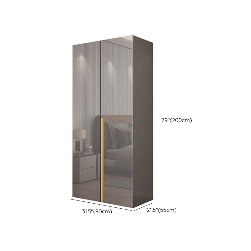 Witte verflicht luxe houten garderobe met planken en schuifdeur