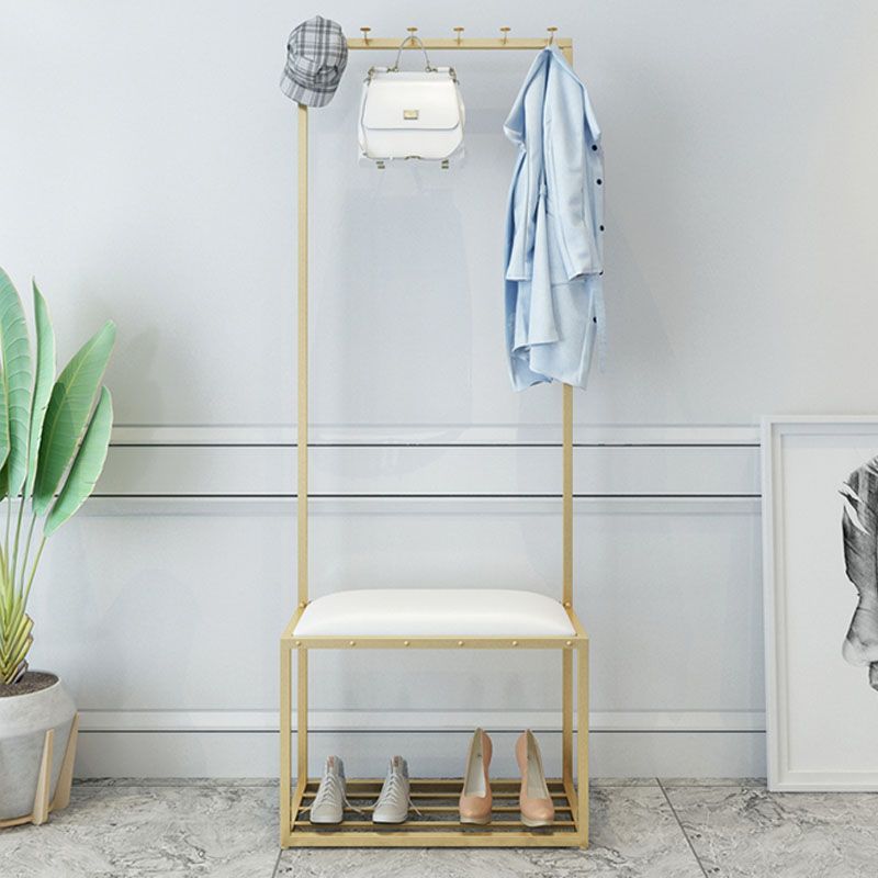 Hallbaum mit Lagerregalen und Bank moderner Metallhalle Ständer