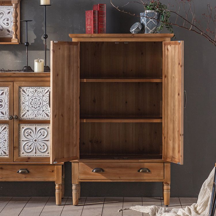 Gabinete de madera industrial con patas y cajones girados en marrón