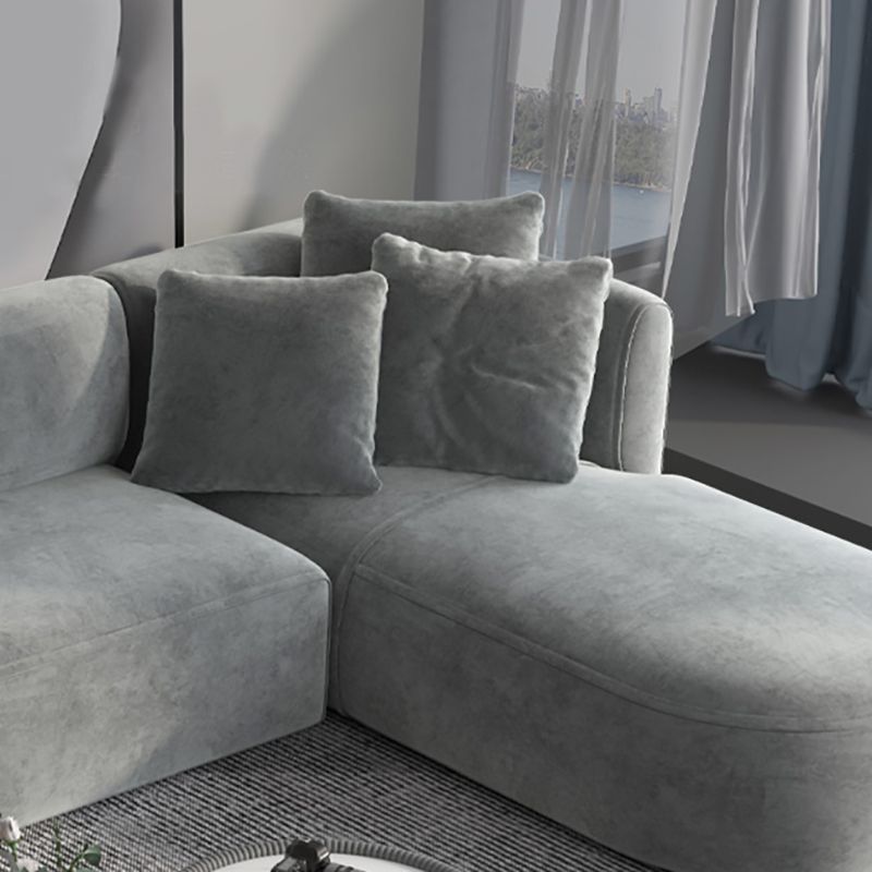 Canapé-gris léger scandinave vers le bas avec des bras et coussins encastrés