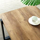 Skandinavischer Couchtisch mit rechteckiger Massivholzplatte und Kufengestell aus Eisen