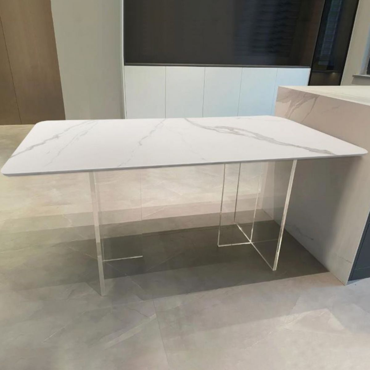 Mesa de comedor de piedra sinterizada moderna mesa de doble pedestal con base acrílica para el hogar