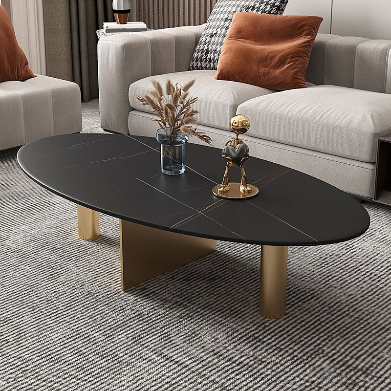 Glamouröser Couchtisch mit ovaler Steinplatte und Cocktailtisch mit 3 Beinen aus Metall