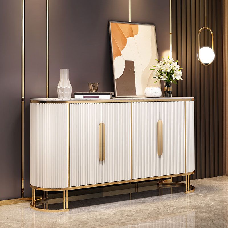 Server top di pietra a buffet in stile glam con porta per la cucina