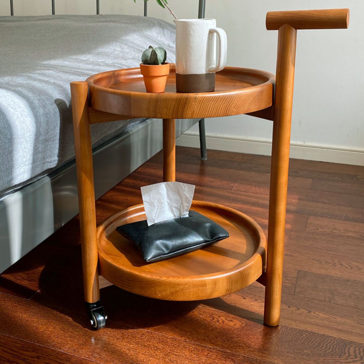 Tavolino in legno del vassoio rotondo scandinavo da 21,6 pollici con scaffale e ruota