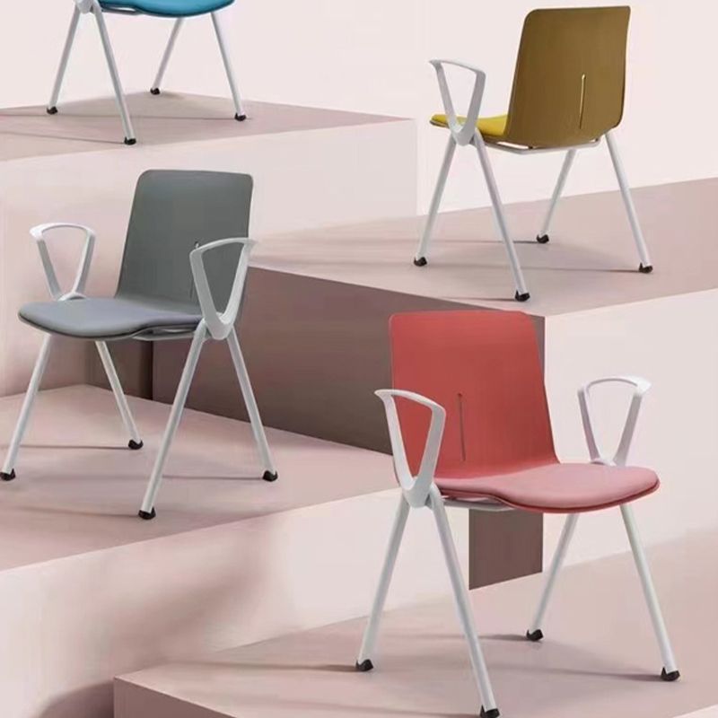 Eigentijdse vaste wapenconferentie stoel mesh stoeltaakstoel voor kantoor