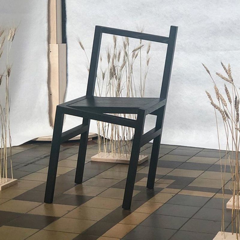 Moderne eenvoudige zijstoel houten basis aan de kant van de kant van de basis voor eetkamer