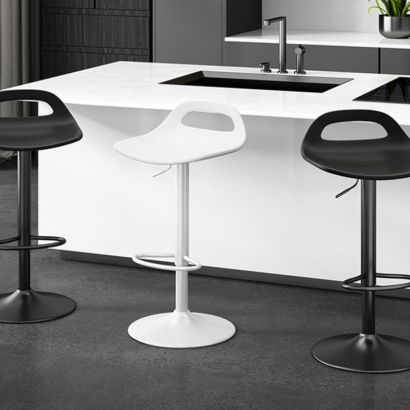 Modern Adjustable Height Swivel Low Back Bar Stool with Footrest Clearhalo 'Bar Furniture' 'Bar Stools' 'bar_stools' 'furn' 'furn_bar_stools' 'Furniture' 'Kitchen & Dining Furniture' 1200x1200_5425964c-2901-4a68-9a4a-ba763ce226ab