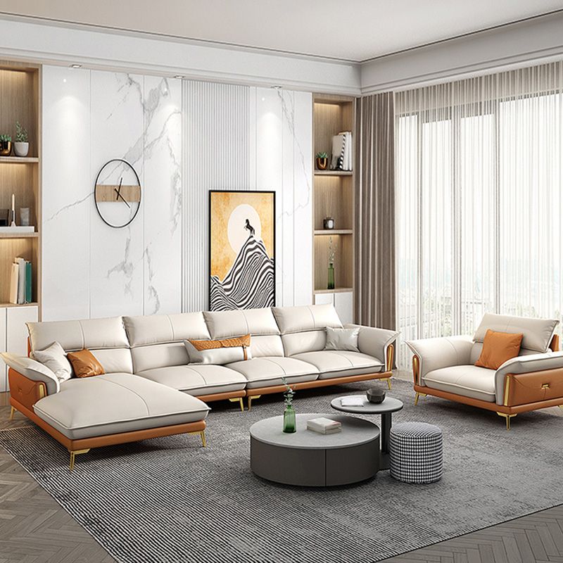 Glam lederen woonkamer zitplaatsen wijd uitlopende armkussens witte bank