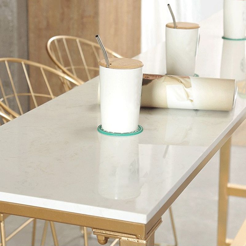 Moderner, barhoher Bistro-Bartisch mit Kunstmarmorplatte und goldenem Sockel