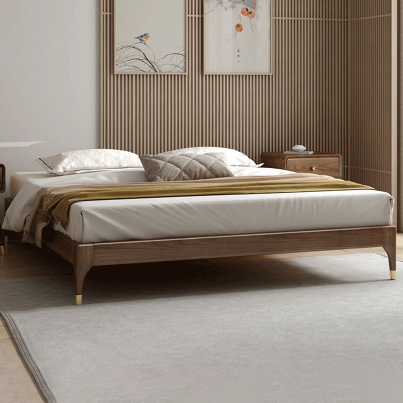 Cama de panel marrón con patas de oro personalizadas en la cama de cenizas modernas de mediados de siglo sin cabecera