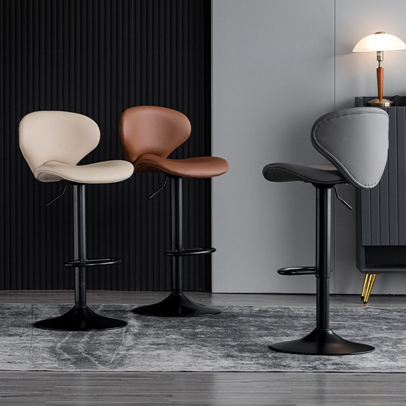 Draaibare verstelbare hoogte Bar Stool Industrial Faux lederen barkruk met voetsteun