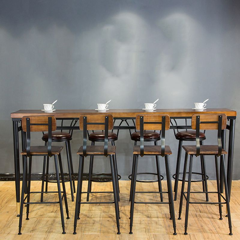 Table à hauteur de bar avec plateau en bois, pieds noirs et base en métal
