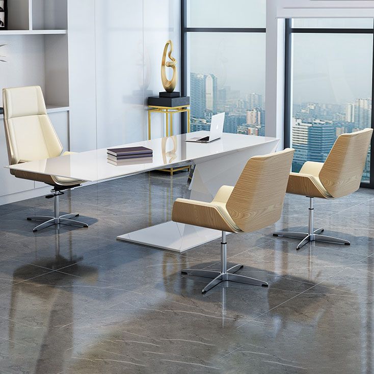 モダンなスタイルのスイベルタスクチェアフェイクレザーオフィスチェアが固定された腕