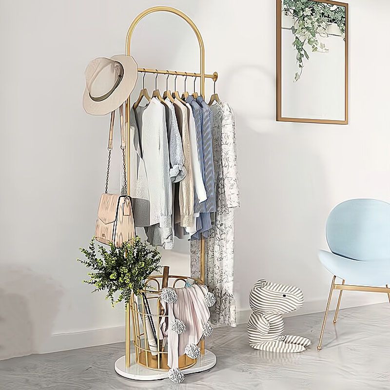 Zeitgenössischer Kleiderbügel mit marktorientiertem Metall -Rack mit Marmorboden