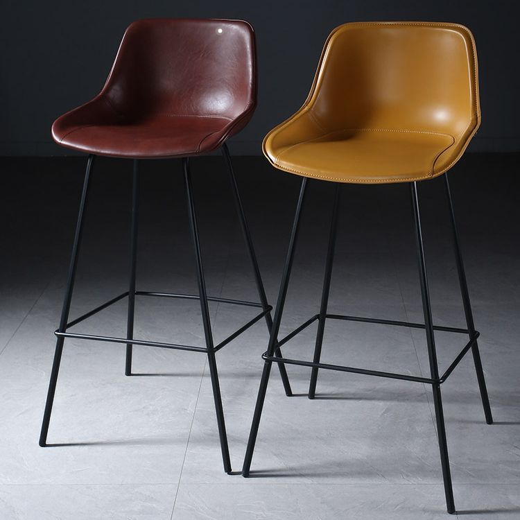 Hedendaagse gestoffeerde lage rugkakbarkrukken met metalen basis