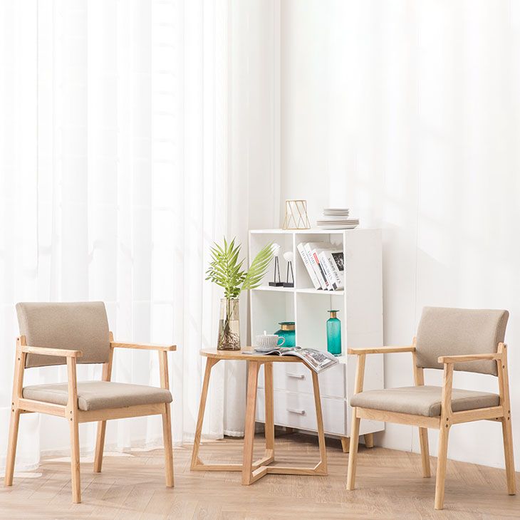 Zeitgenössischer Holzarmstuhl offener Essnebelmöbel im matten Finish offener Rücken