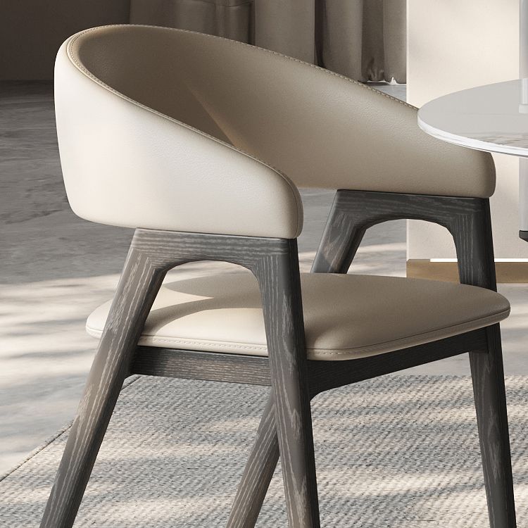 Open rugarm gestoffeerd en massief houten dineren accentstoel