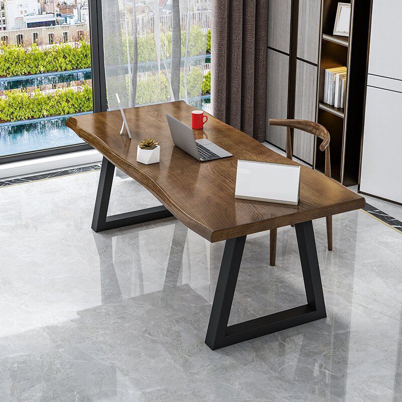 Table d'écriture de bureau de forme irrégulière bois brun avec des jambes en métal
