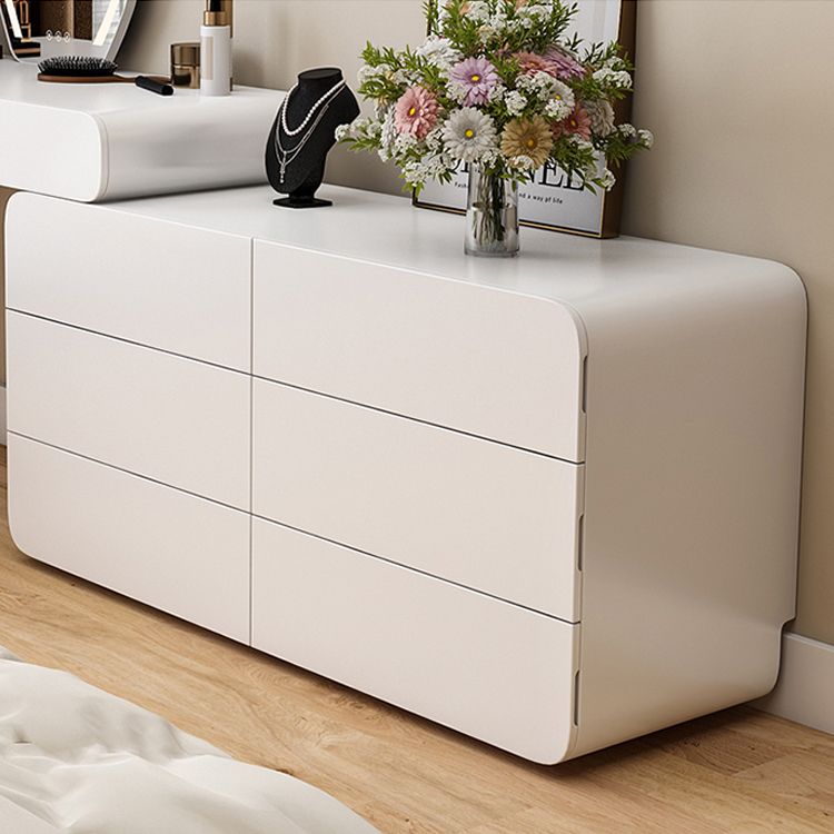 Eigentijdse heldere witte slaapkamer houten verlichte spiegel make-up ijdelheid