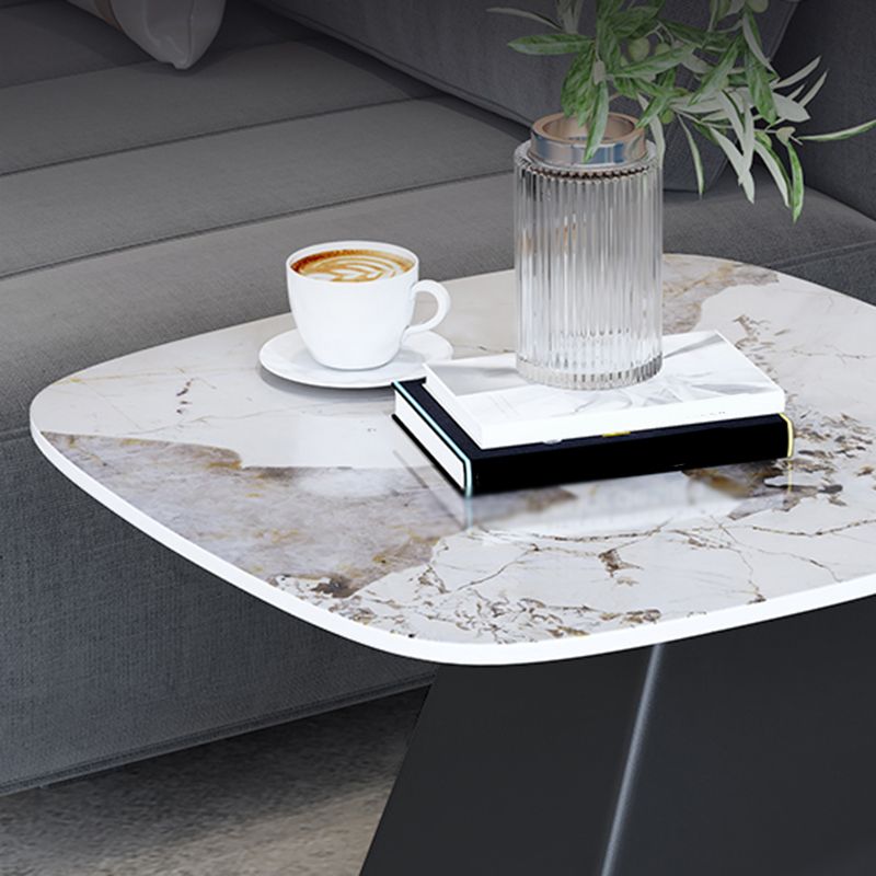 23.6 "背の高いモダンな鉄のサイドテーブル台座長方形のフェイクマーブルトップエンドテーブル