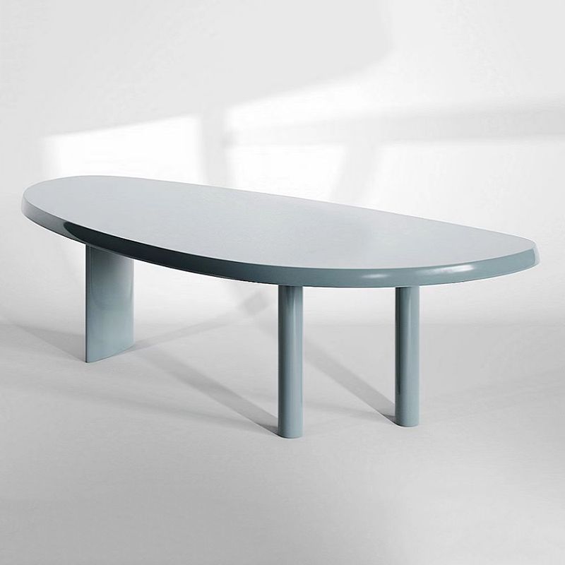 Mesa de conferencias de oficina de forma irregular escritura de madera en azul