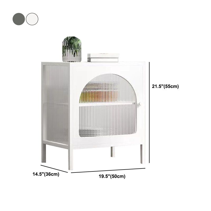 Serveur de restauration intérieure moderne avec portes en verre.