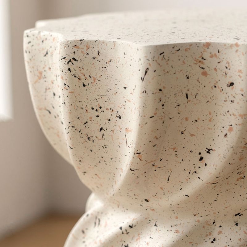 Zeitgenössischer geometrischer Akzent Seitentisch Marmor Gold Endtisch