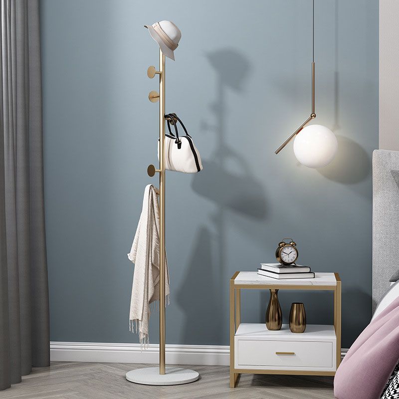 Hermosos ganchos de pelaje de estantería