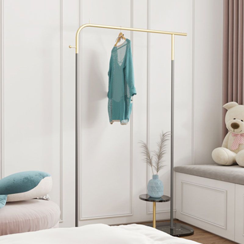 Lujosa rejilla de pelaje de capa de pie de pie de metal con fondo de mármol