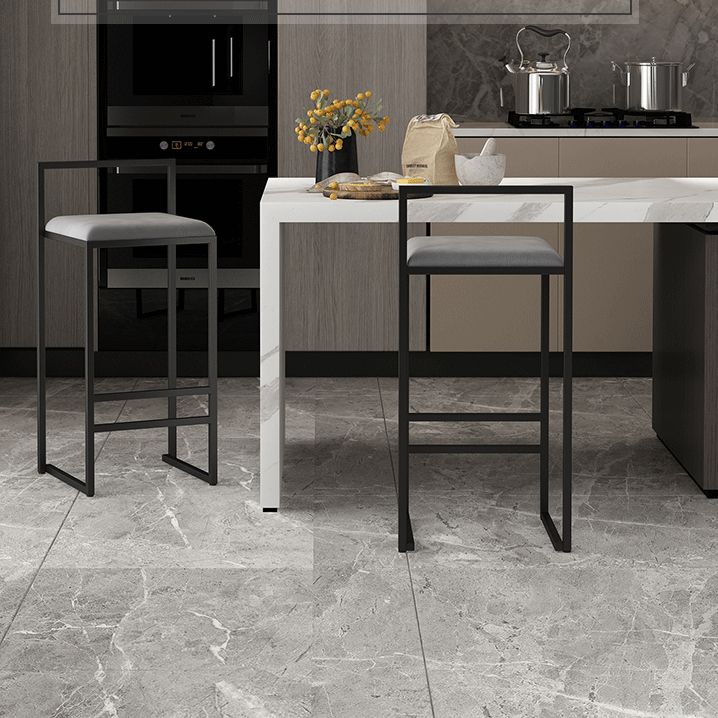 メタルアームレスダイニングスツールは、クッション付きの現代的なバースツール